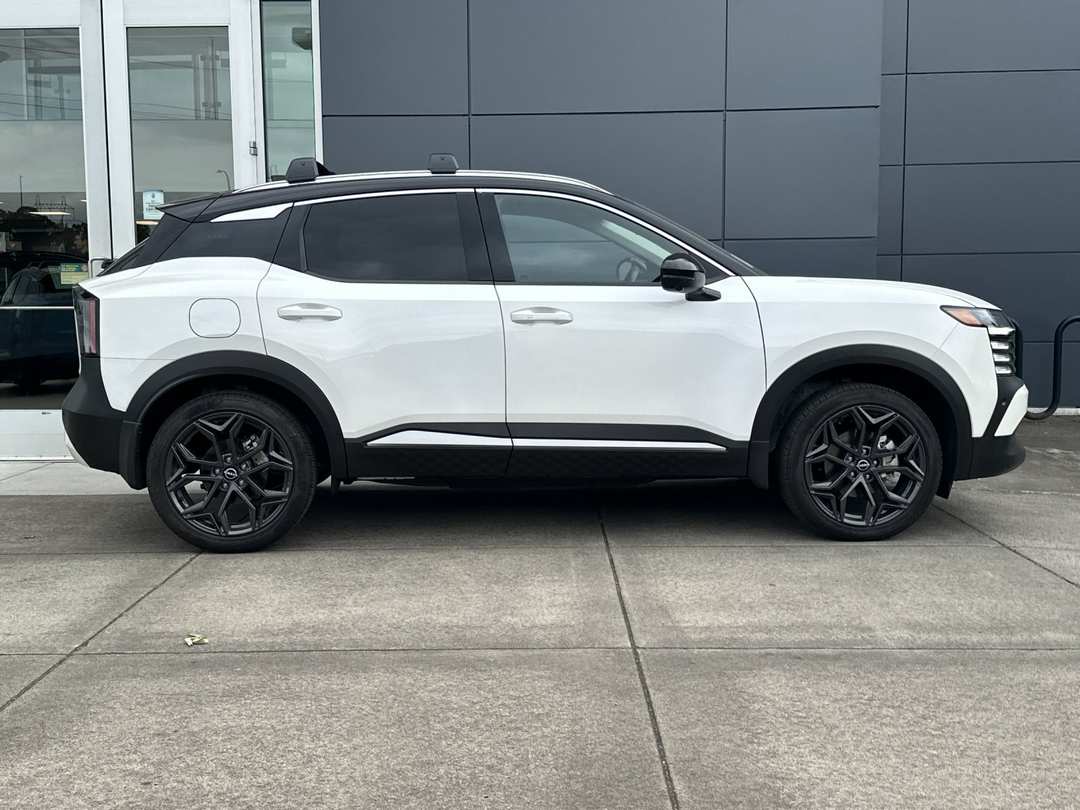 2025 Nissan Kicks SR - Image 3