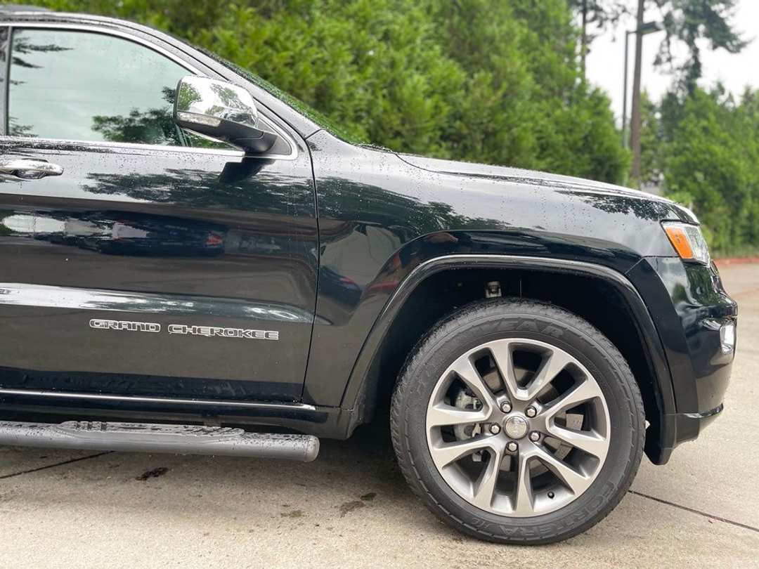 2018 Jeep Grand Cherokee Overland - Image 2