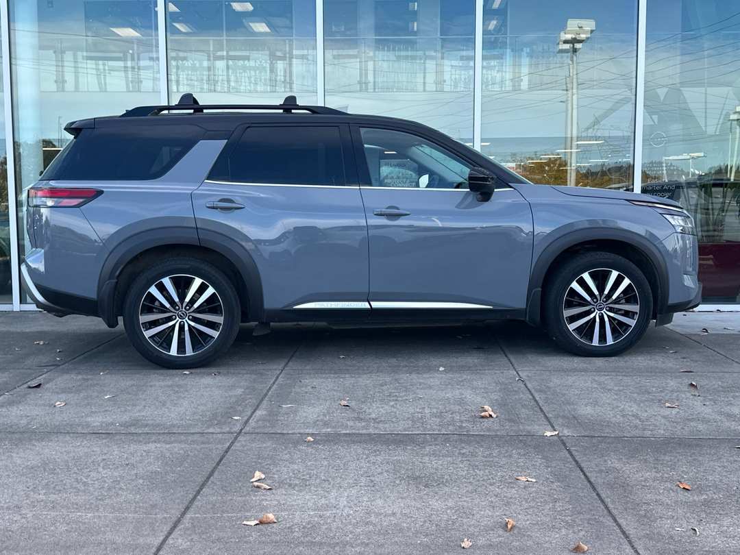 2024 Nissan Pathfinder Platinum - Image 3