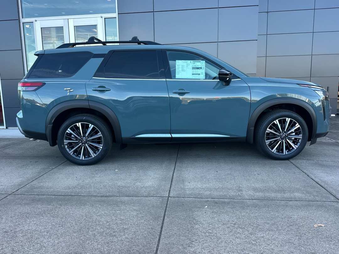 2026 Nissan Pathfinder Platinum - Image 3