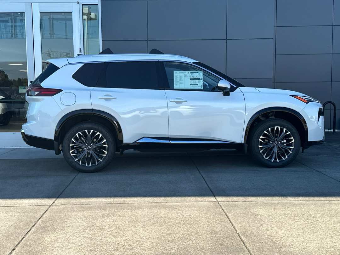 2026 Nissan Rogue Platinum - Image 3