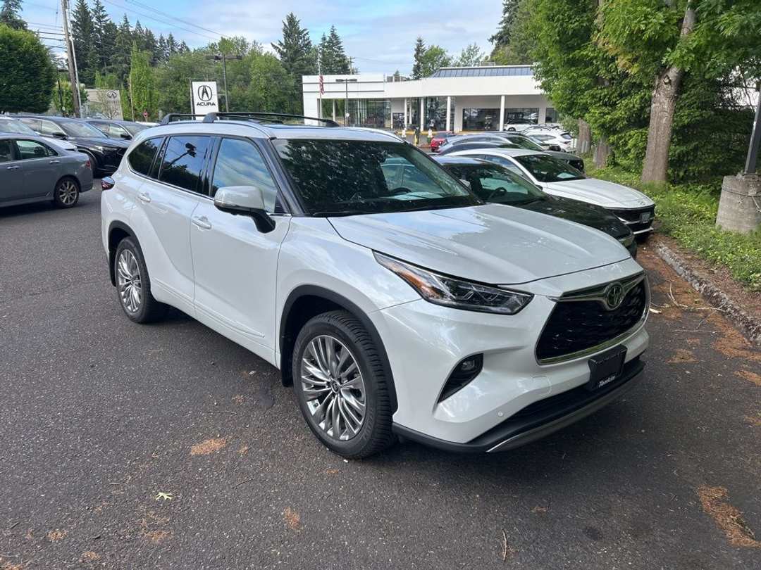 2025 Toyota Highlander Platinum - Image 2