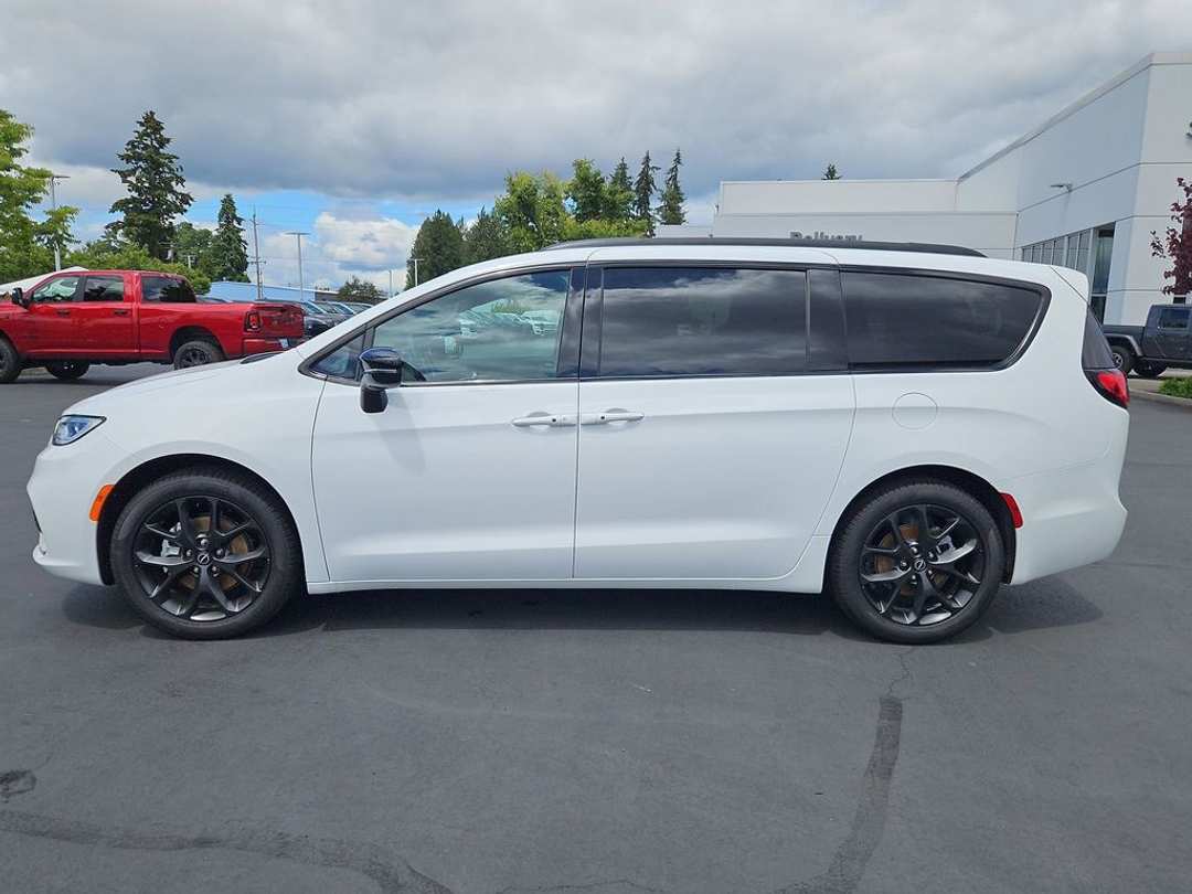 2026 Chrysler Pacifica Select - Image 3