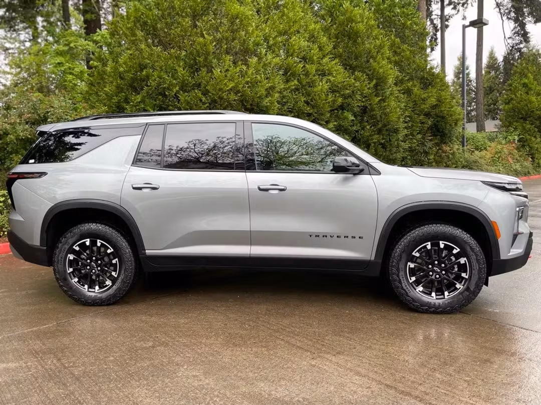 2025 Chevrolet Traverse Z71 - Image 3
