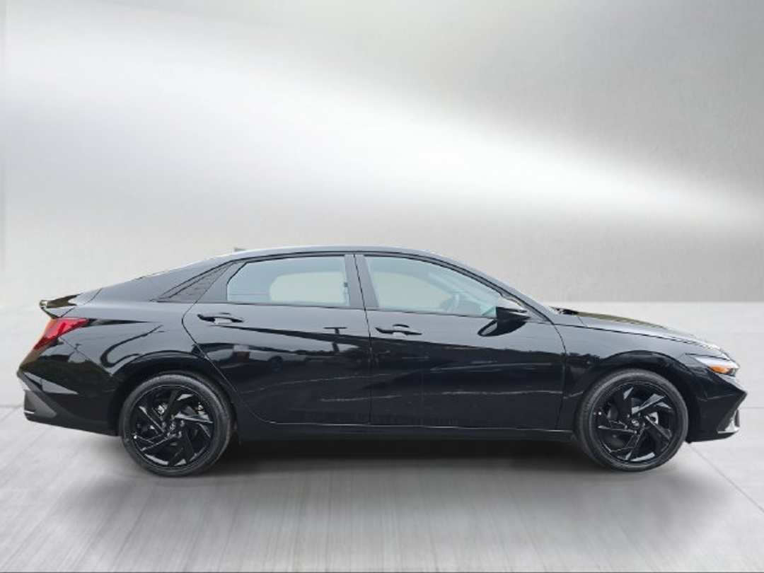 2026 Hyundai Elantra SEL Sport - Image 2