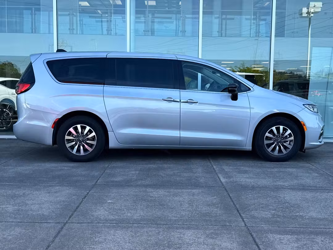 2024 Chrysler Pacifica Hybrid Select - Image 2