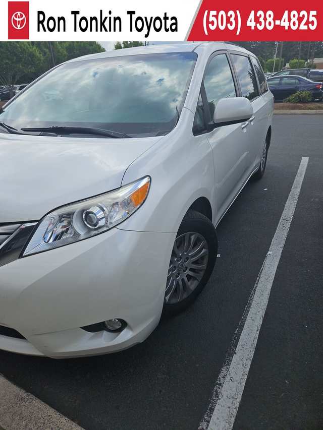 2017 Toyota Sienna XLE