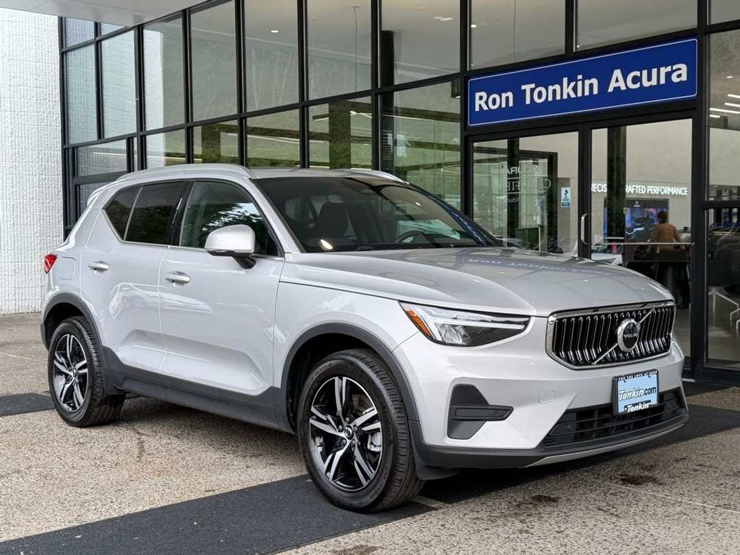 2024 Volvo Xc40 B5 Core - Image 2