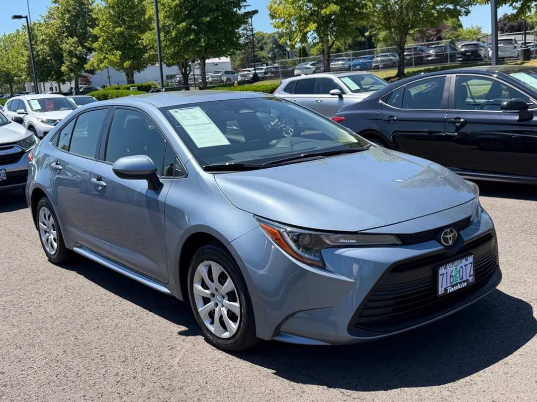 2023 Toyota Corolla LE - Image 3