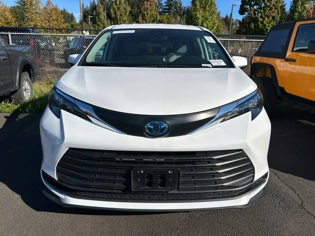 2024 Toyota Sienna LE - Image 2