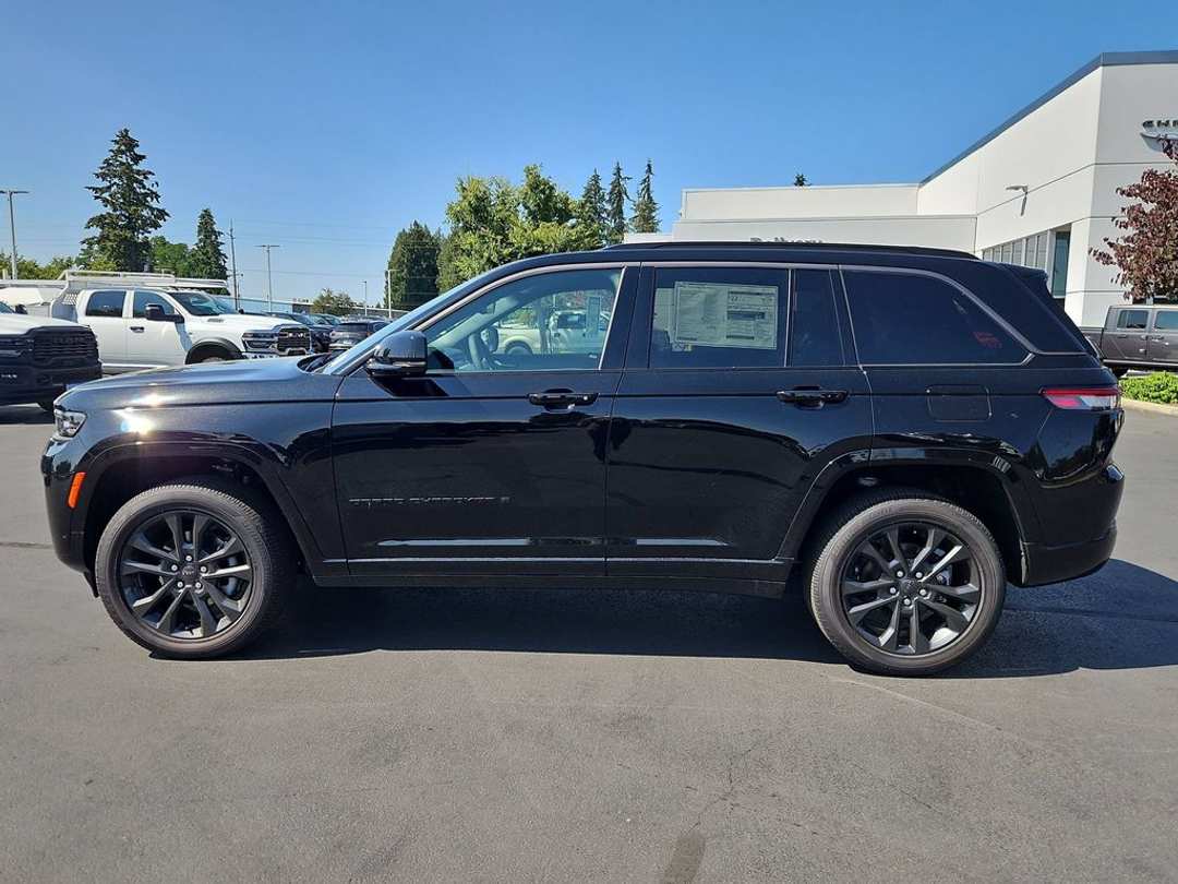 2026 Jeep Grand Cherokee Limited Reserve - Image 3