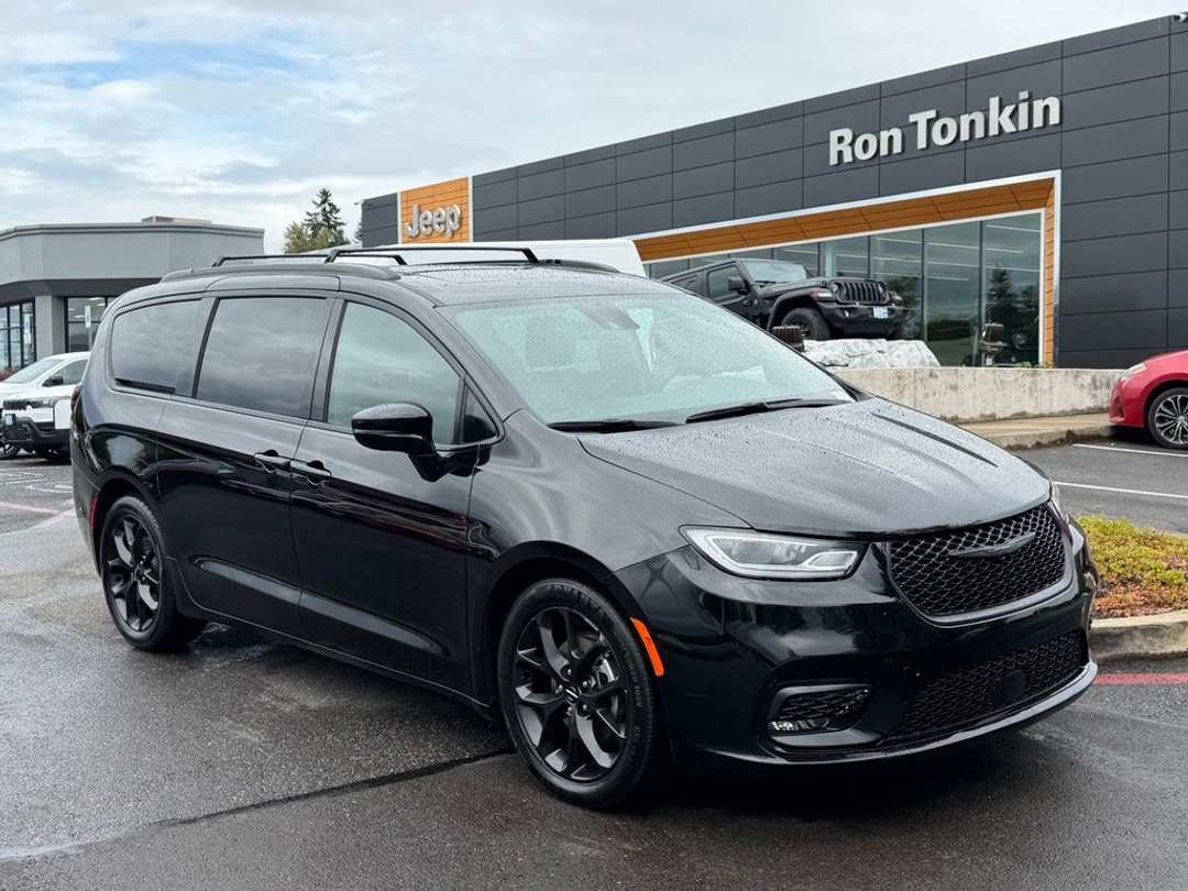 2025 Chrysler Pacifica Limited - Image 2