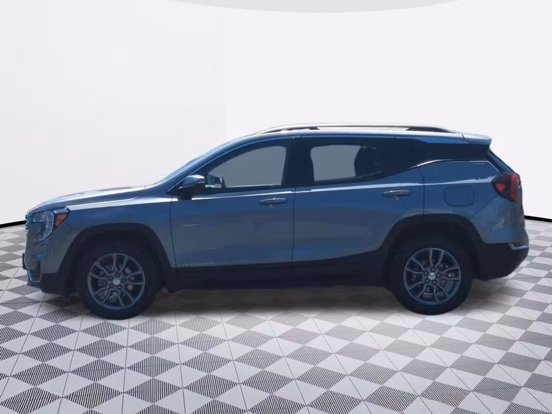 2023 GMC Terrain SLT - Image 3