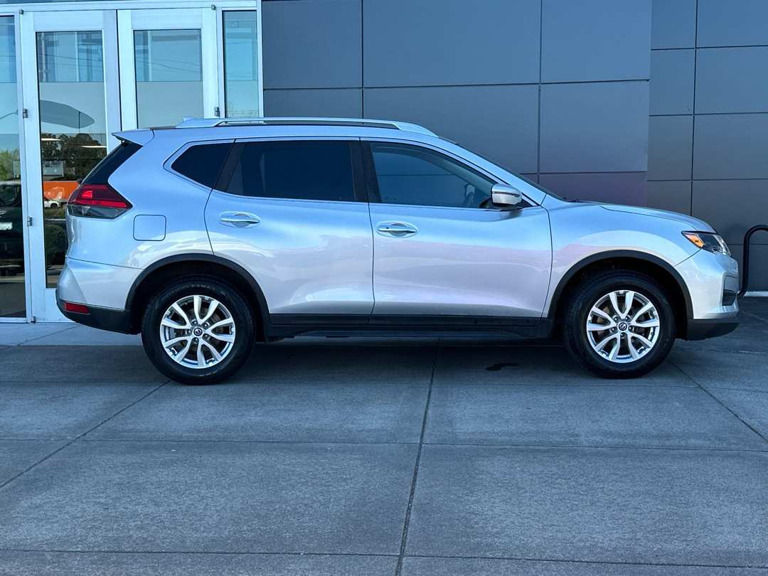 2017 Nissan Rogue SV - Image 2