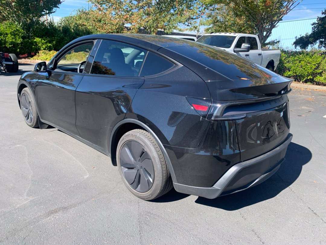2026 Tesla Model Y Long Range - Image 2