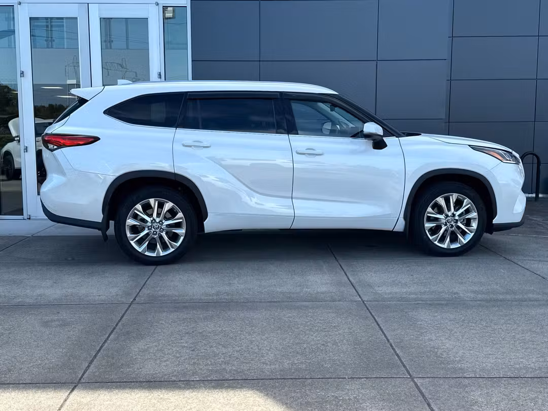 2021 Toyota Highlander Limited - Image 2
