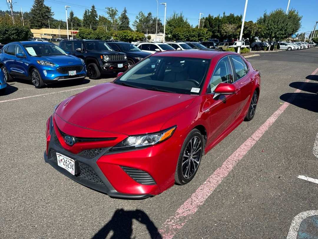 2020 Toyota Camry Hybrid SE - Image 3