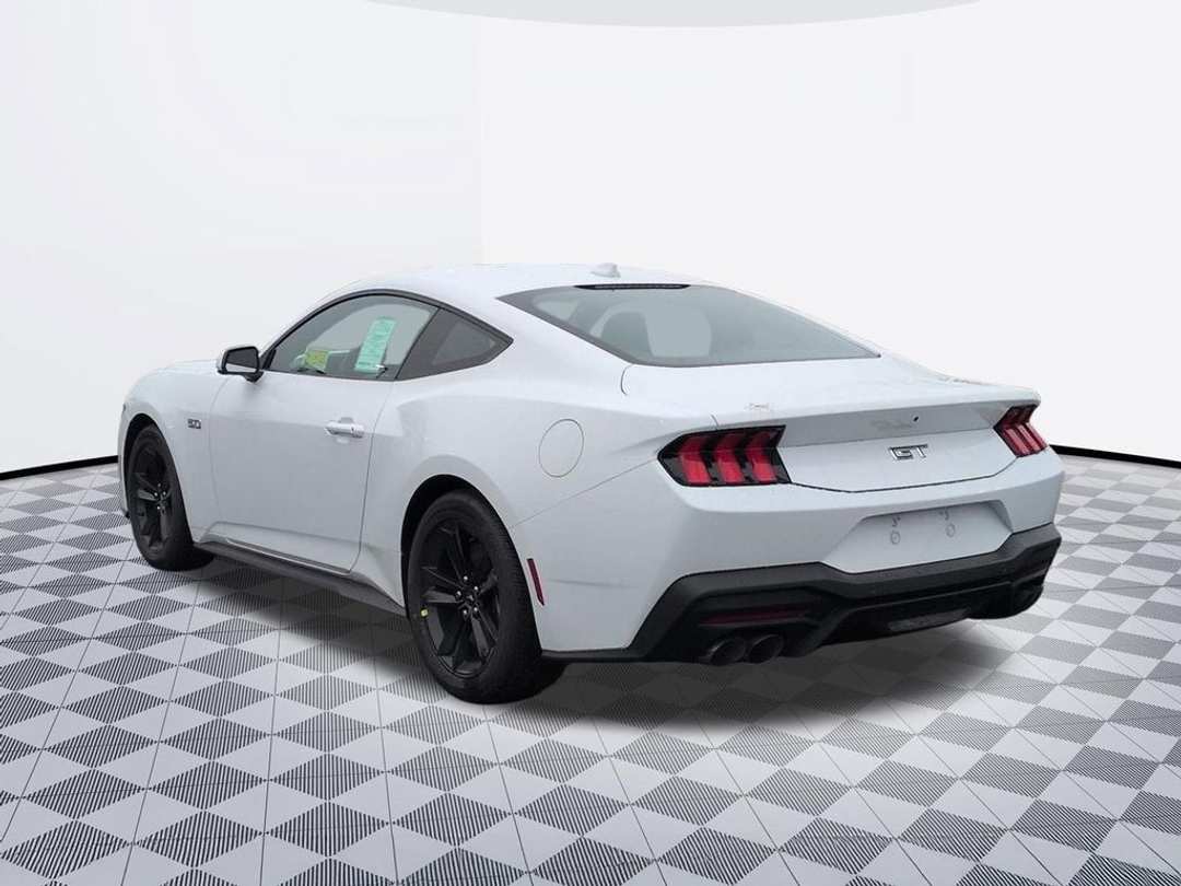 2026 Ford Mustang GT - Image 3