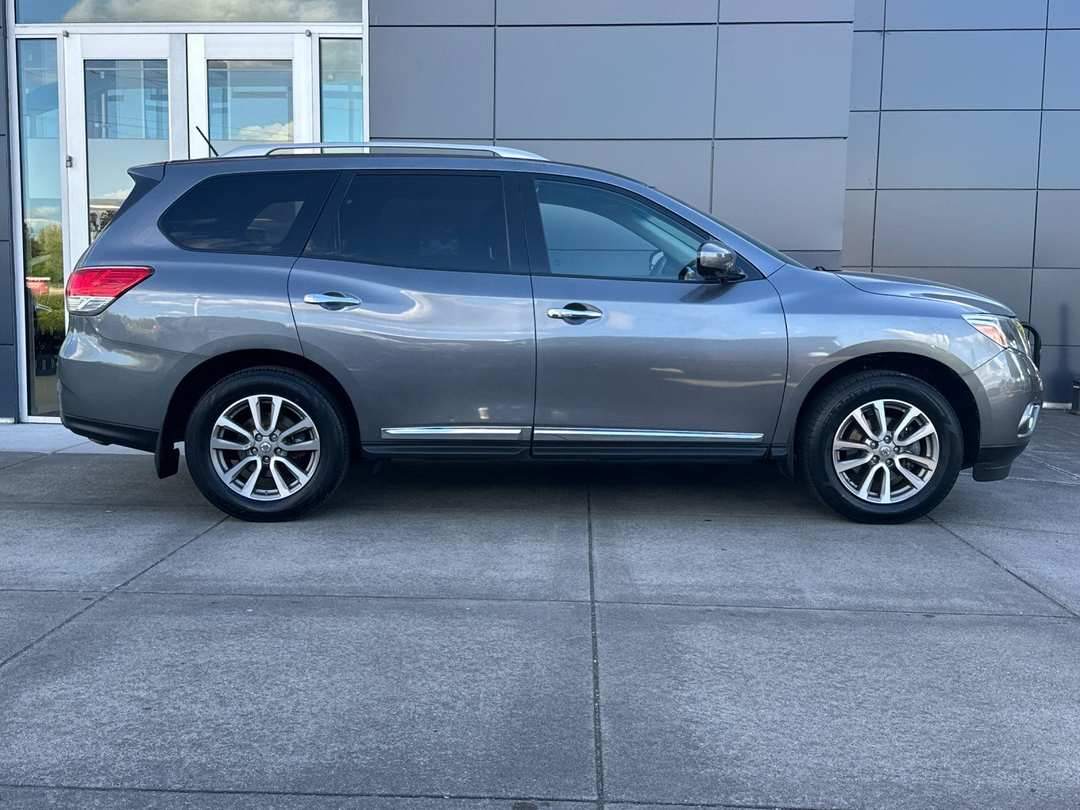 2015 Nissan Pathfinder SL - Image 2