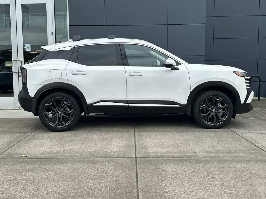2025 Nissan Kicks SR - Image 3