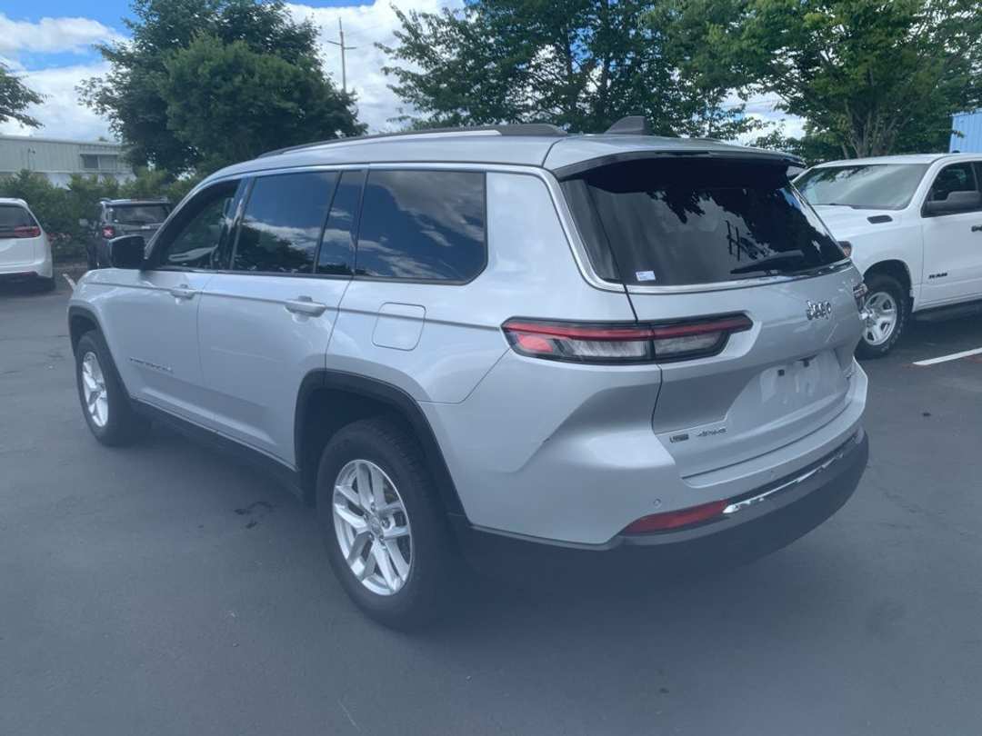 2022 Jeep Grand Cherokee L Laredo - Image 2