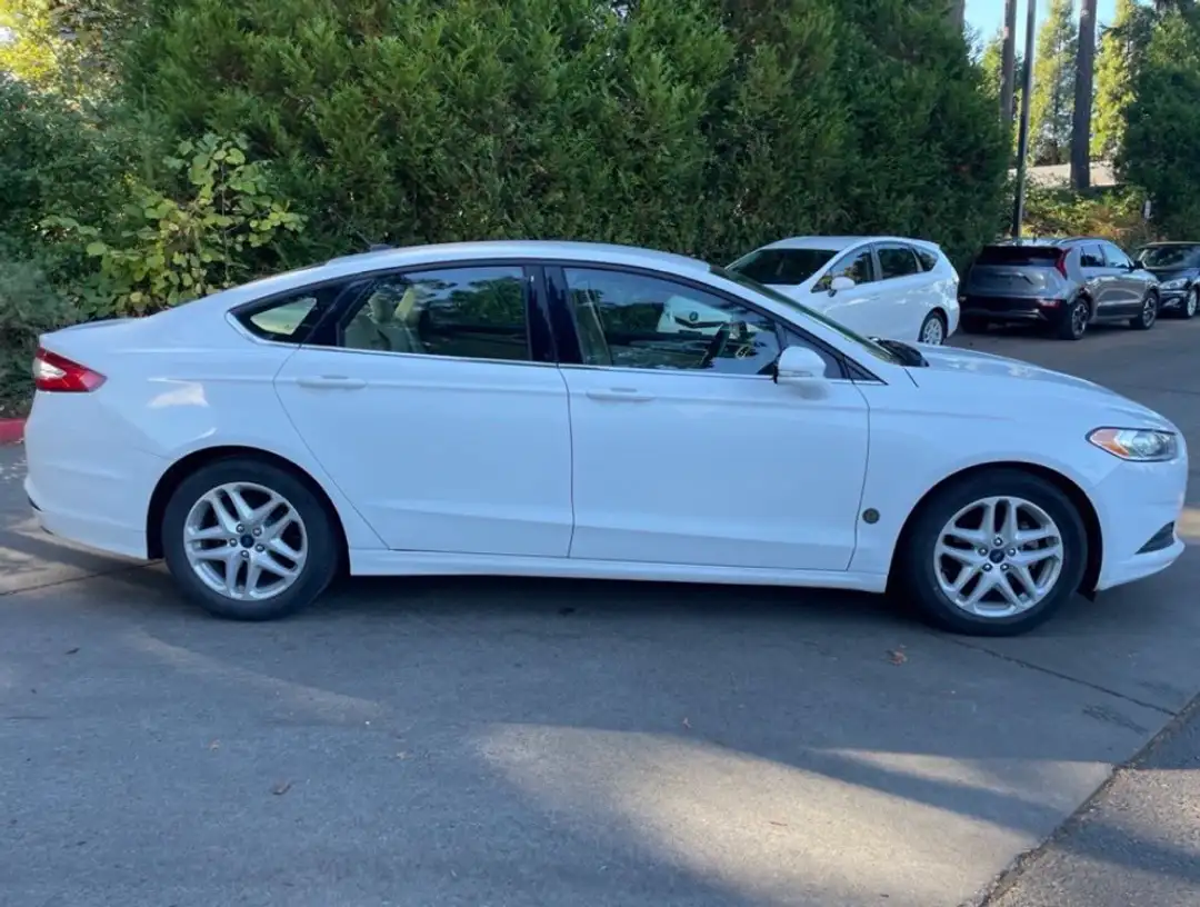 2016 Ford Fusion SE - Image 3