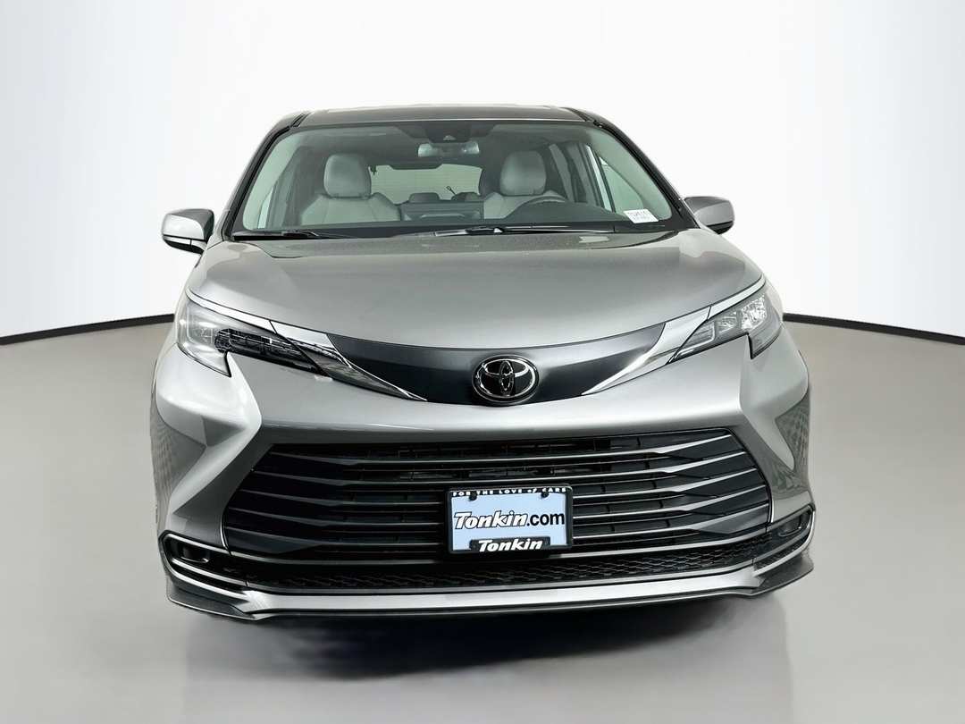 2026 Toyota Sienna LE - Image 2