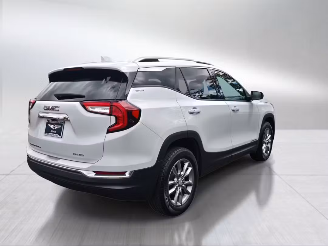 2024 GMC Terrain SLT - Image 3