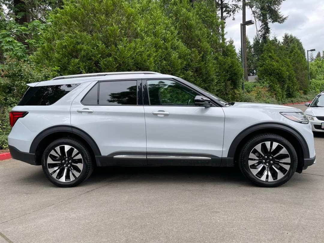 2025 Ford Explorer Platinum - Image 3