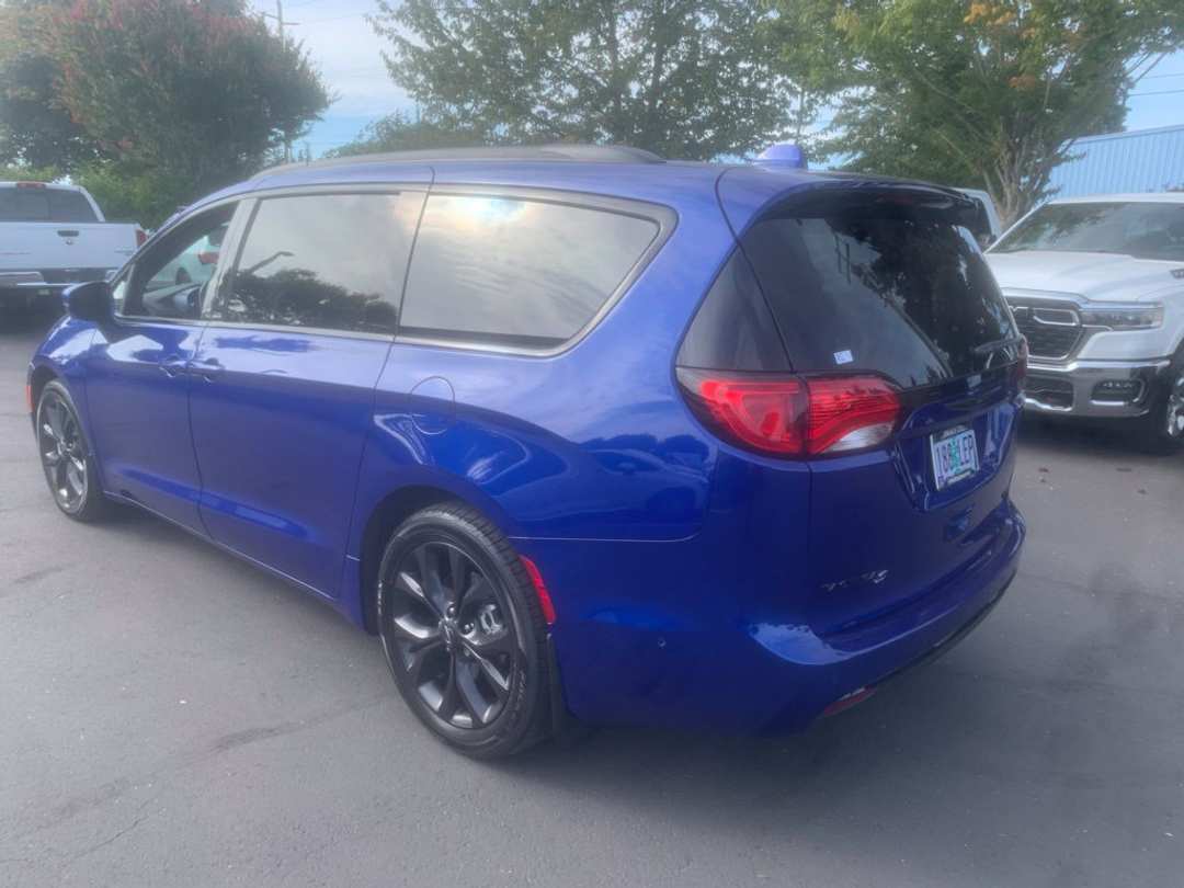 2019 Chrysler Pacifica Limited - Image 2