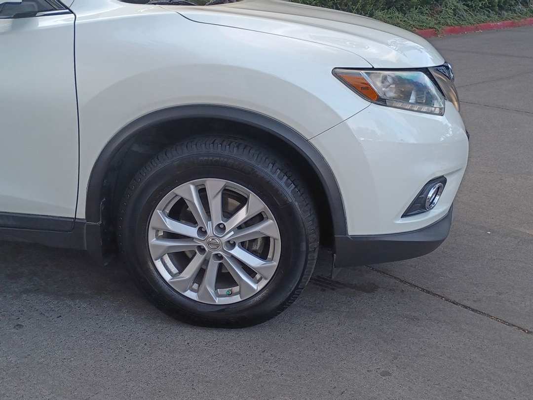 2015 Nissan Rogue SV - Image 2