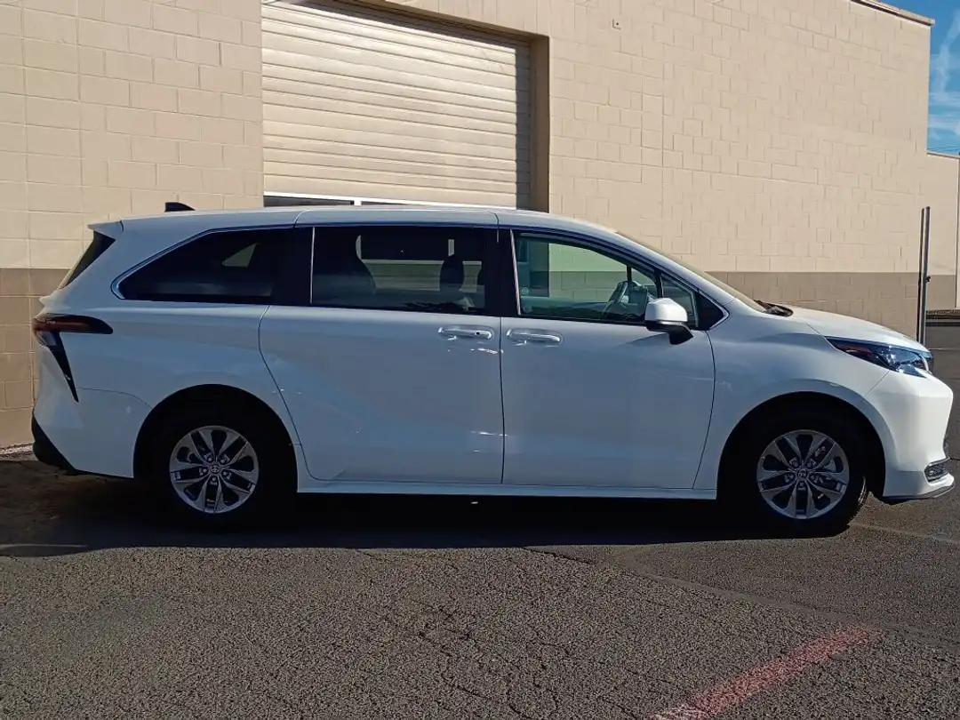 2025 Toyota Sienna LE - Image 3