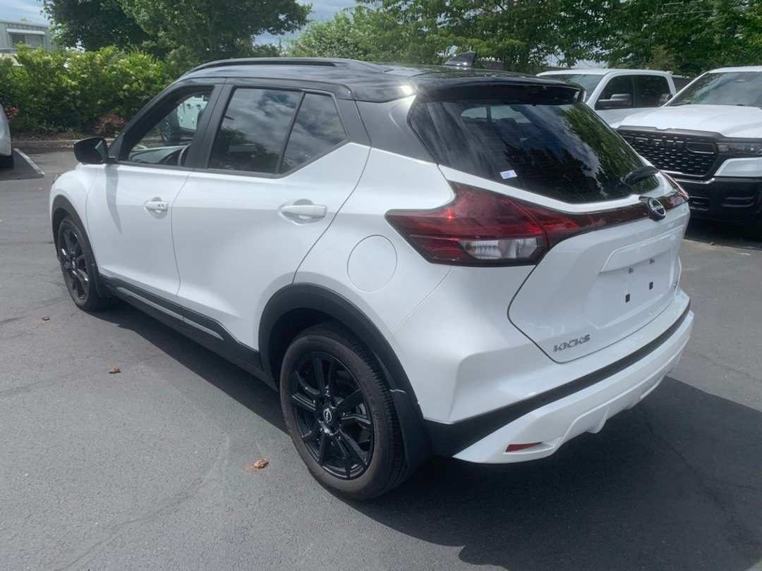 2023 Nissan Kicks SR - Image 2