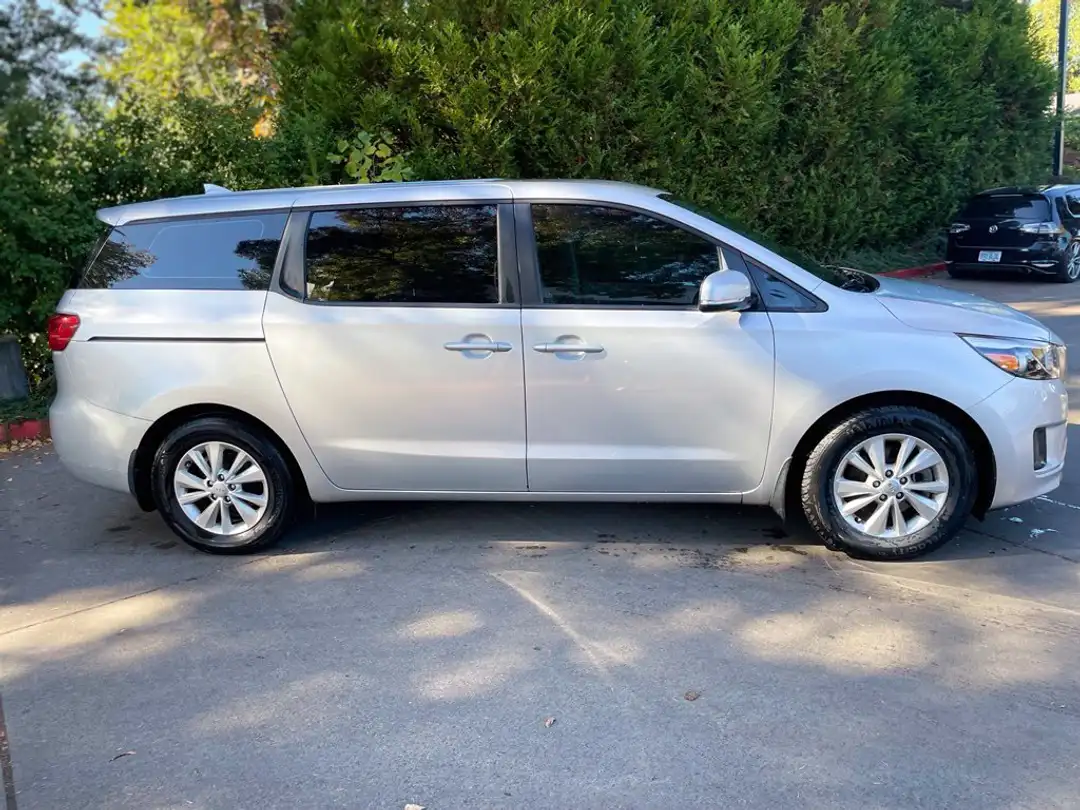 2017 Kia Sedona L - Image 3