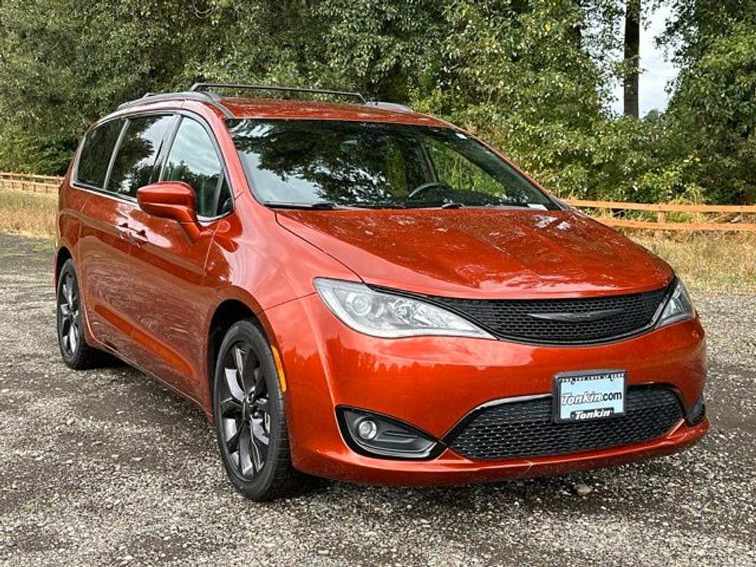 2018 Chrysler Pacifica Touring L - Image 2