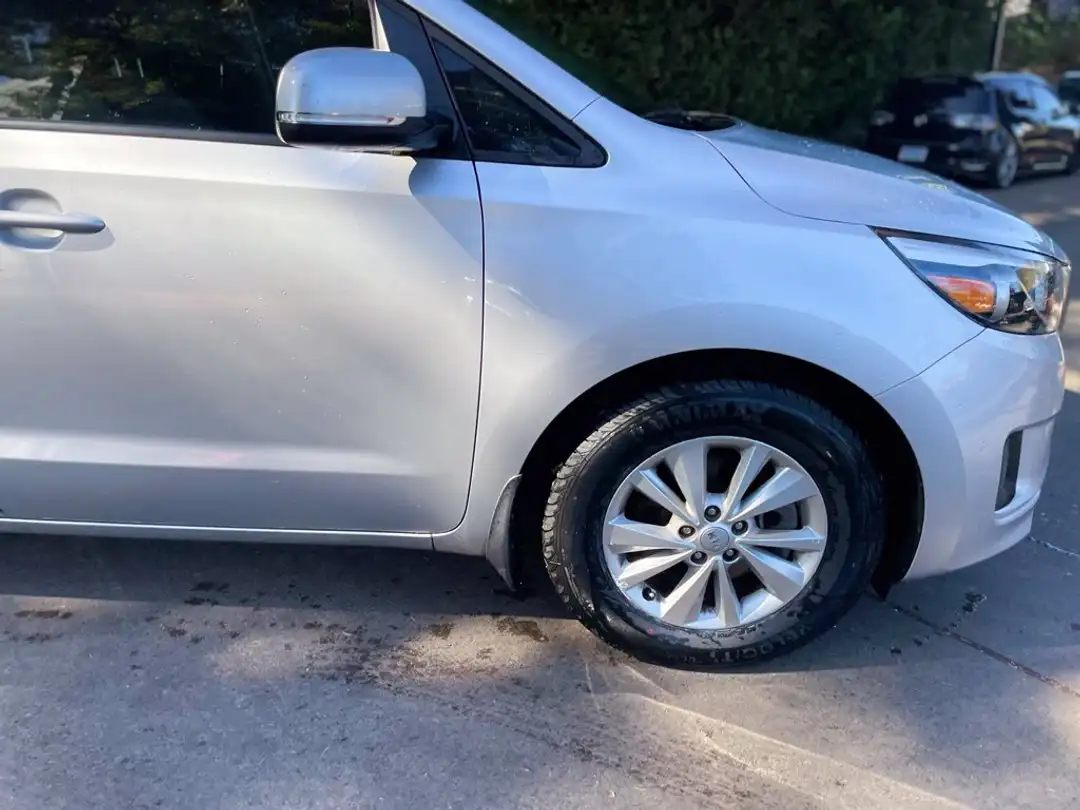 2017 Kia Sedona L - Image 2
