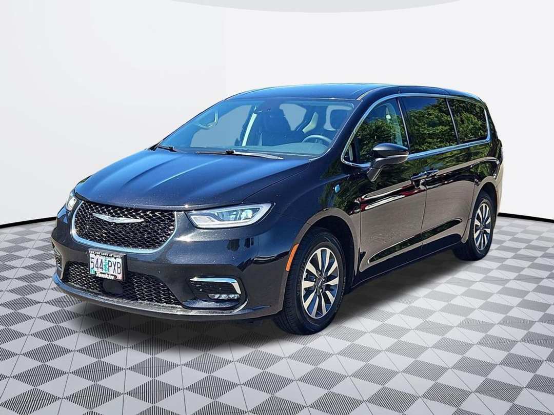 2024 Chrysler Pacifica Hybrid Select - Image 2
