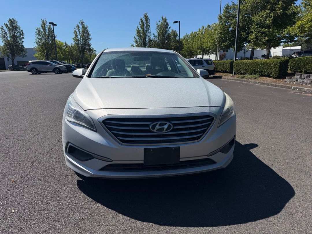 2017 Hyundai Sonata Base - Image 2