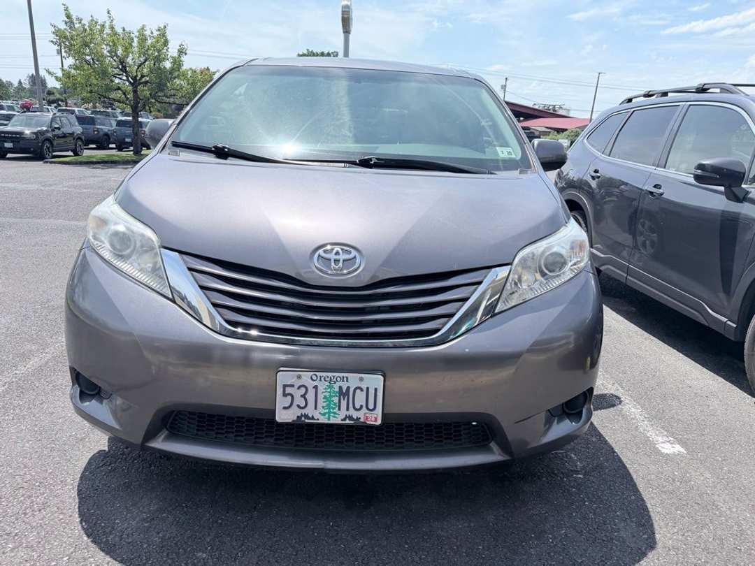 2015 Toyota Sienna LE - Image 2