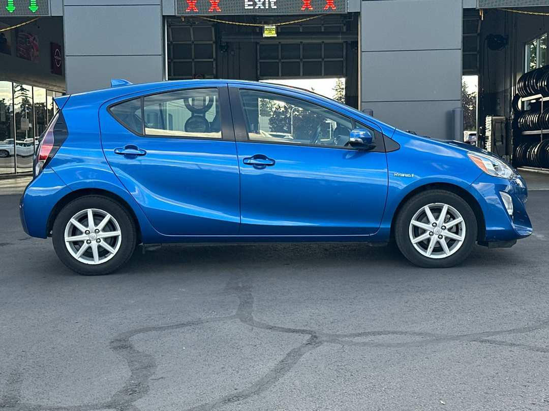 2016 Toyota Prius C - Image 2