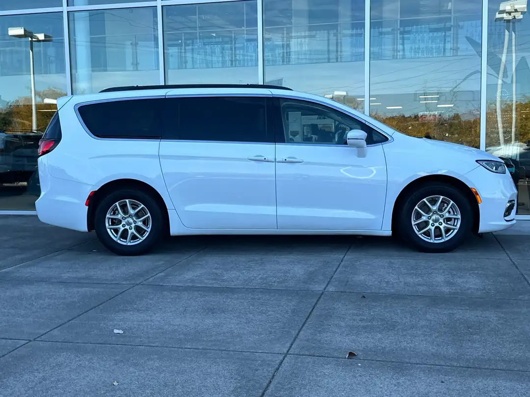 2022 Chrysler Pacifica Touring L - Image 2