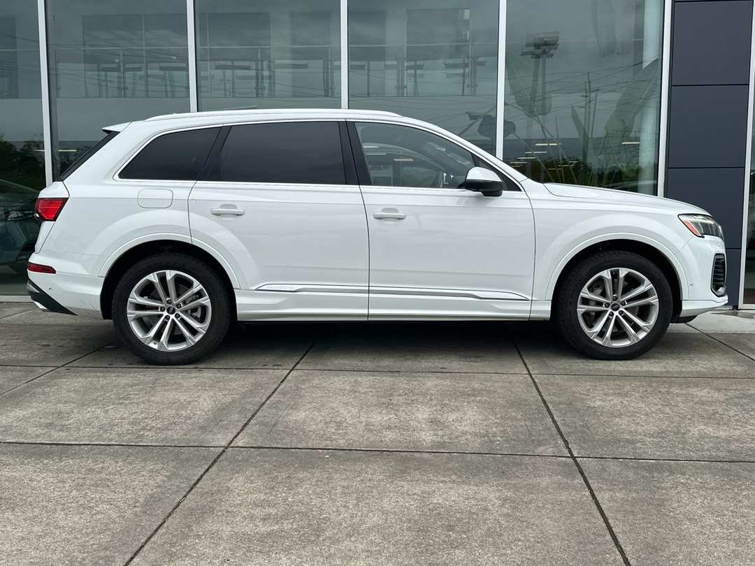 2025 Audi Q7 55 Premium Plus - Image 3