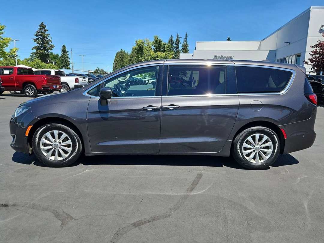 2019 Chrysler Pacifica Touring Plus - Image 3