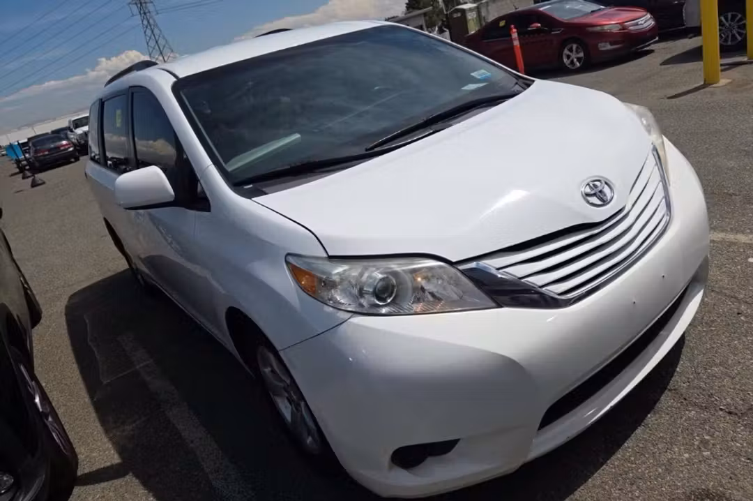 2017 Toyota Sienna LE - Image 2