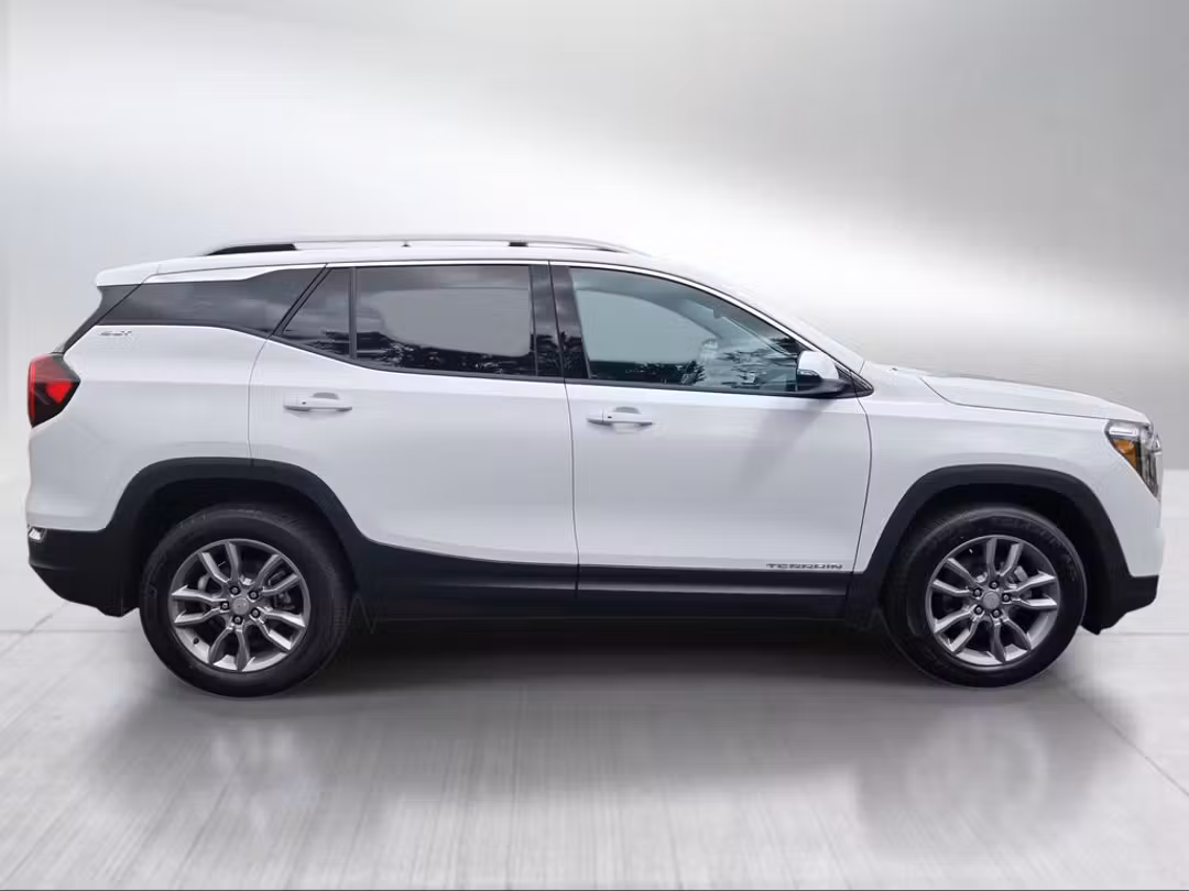 2024 GMC Terrain SLT - Image 2