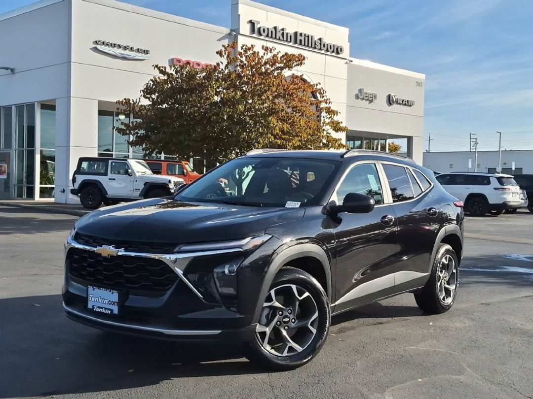 2025 Chevrolet Trax LT - Image 2