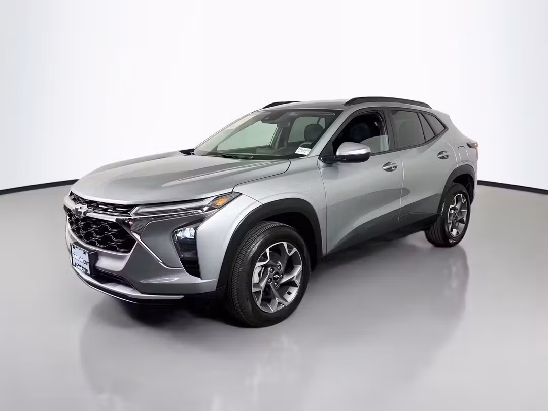 2025 Chevrolet Trax LT - Image 3