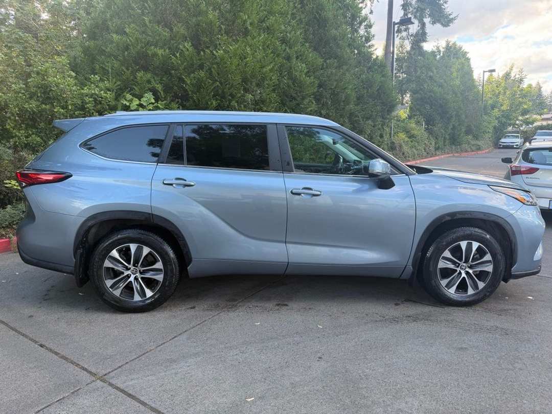2023 Toyota Highlander XLE - Image 2