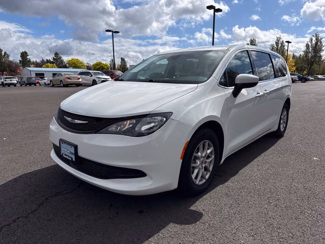 2023 Chrysler Voyager LX - Image 3