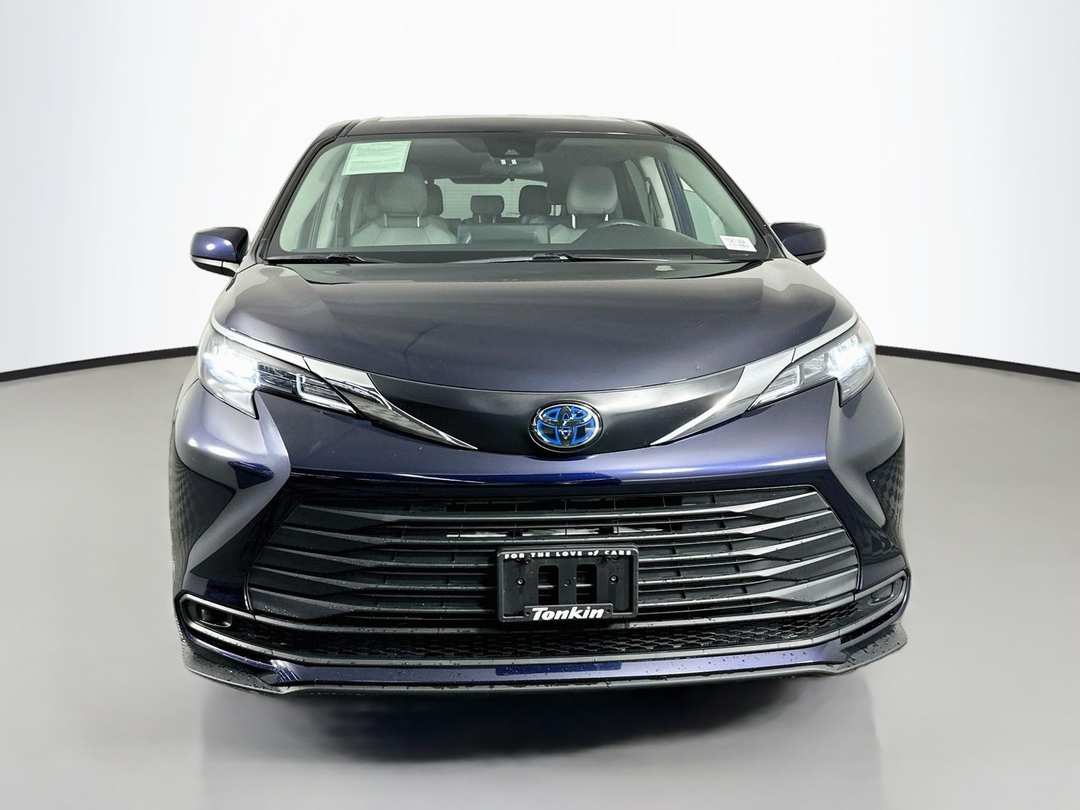 2024 Toyota Sienna LE - Image 2